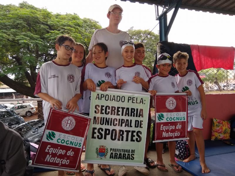 EQUIPE DE NATAÇÃO DA AAA/ESCOLA COGNUS CONQUISTA 01 MEDALHA NO TORNEIO REGIONAL DE PRÉ-MIRIM A PETIZ DA 2ª REGIÃO DA FAP