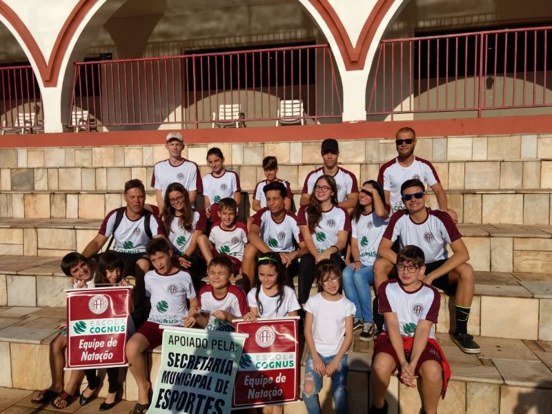 EQUIPE DE NATAÇÃO DA A. A. A./ ESCOLA COGNUS CONQUISTA 26 MEDALHAS NO TORNEIO REGIONAL DE PRÉ-MIRIM A SÊNIOR